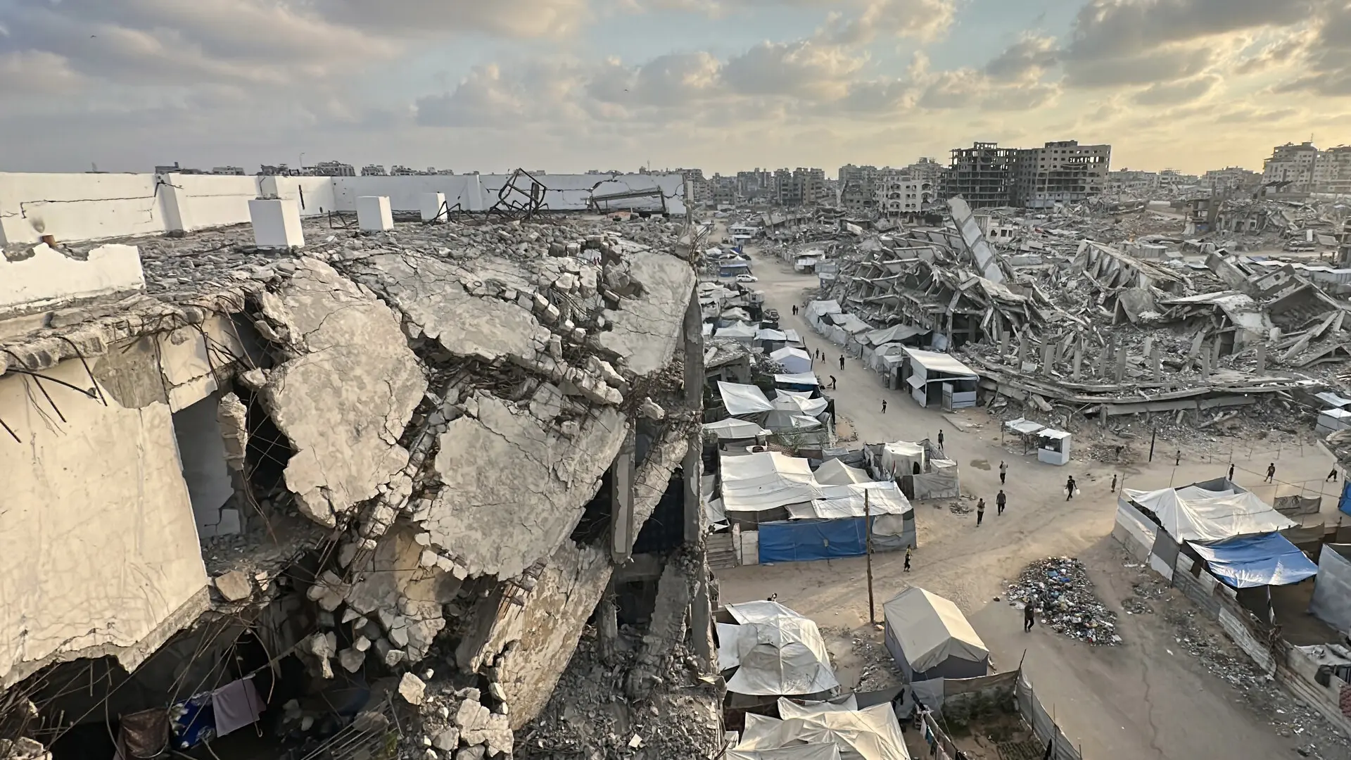 Al menos 20 muertos y 60 desaparecidos al derrumbarse un edificio que acogía a decenas de desplazados en Gaza