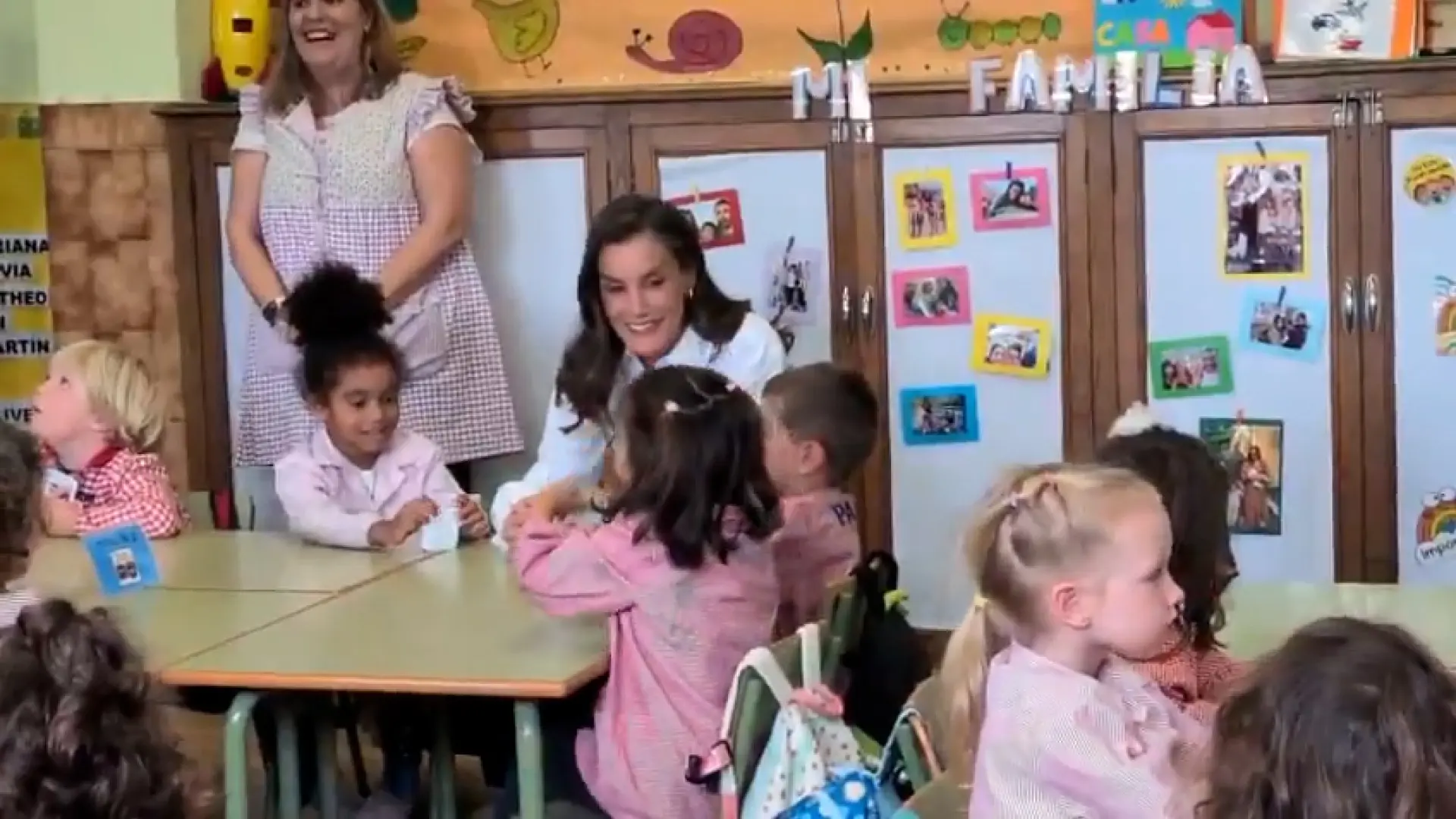 El tierno momento de la reina Letizia con una pequeña que le contó un secreto: «¡Me encanta!»