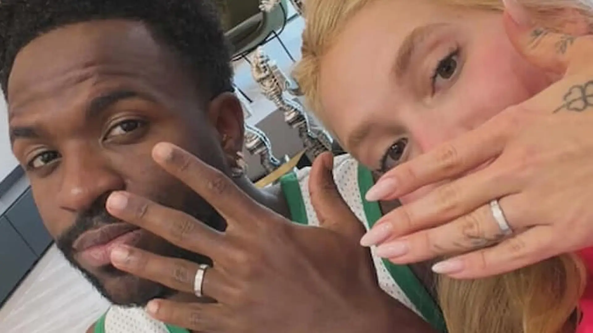 Vinícius y su pareja, Virginia Fonseca, se comprometen y presumen de anillos: «Tras un año de noviazgo… por fin llegó la alianza»