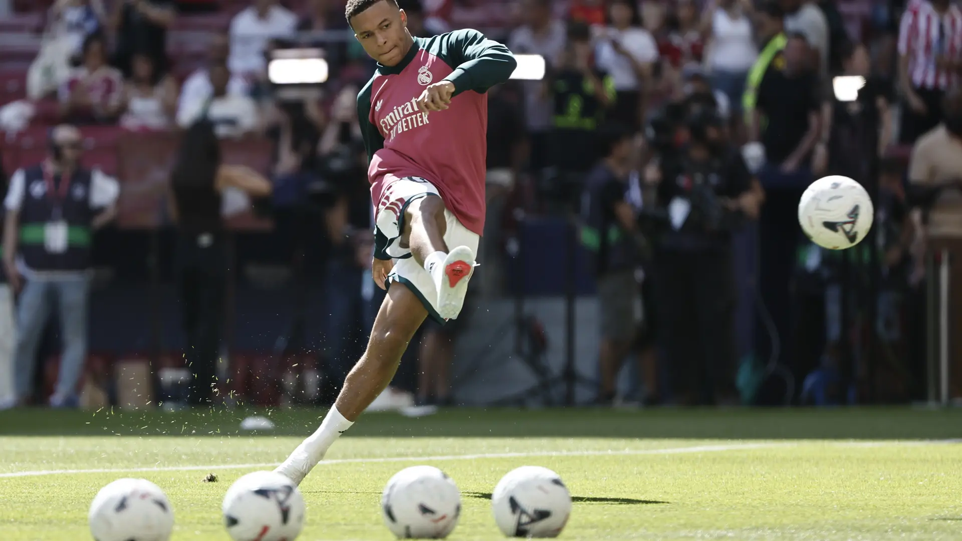 Bronca del Metropolitano a Mbappé y Vinícius tras la polémica de la camiseta de apoyo a Ceuta