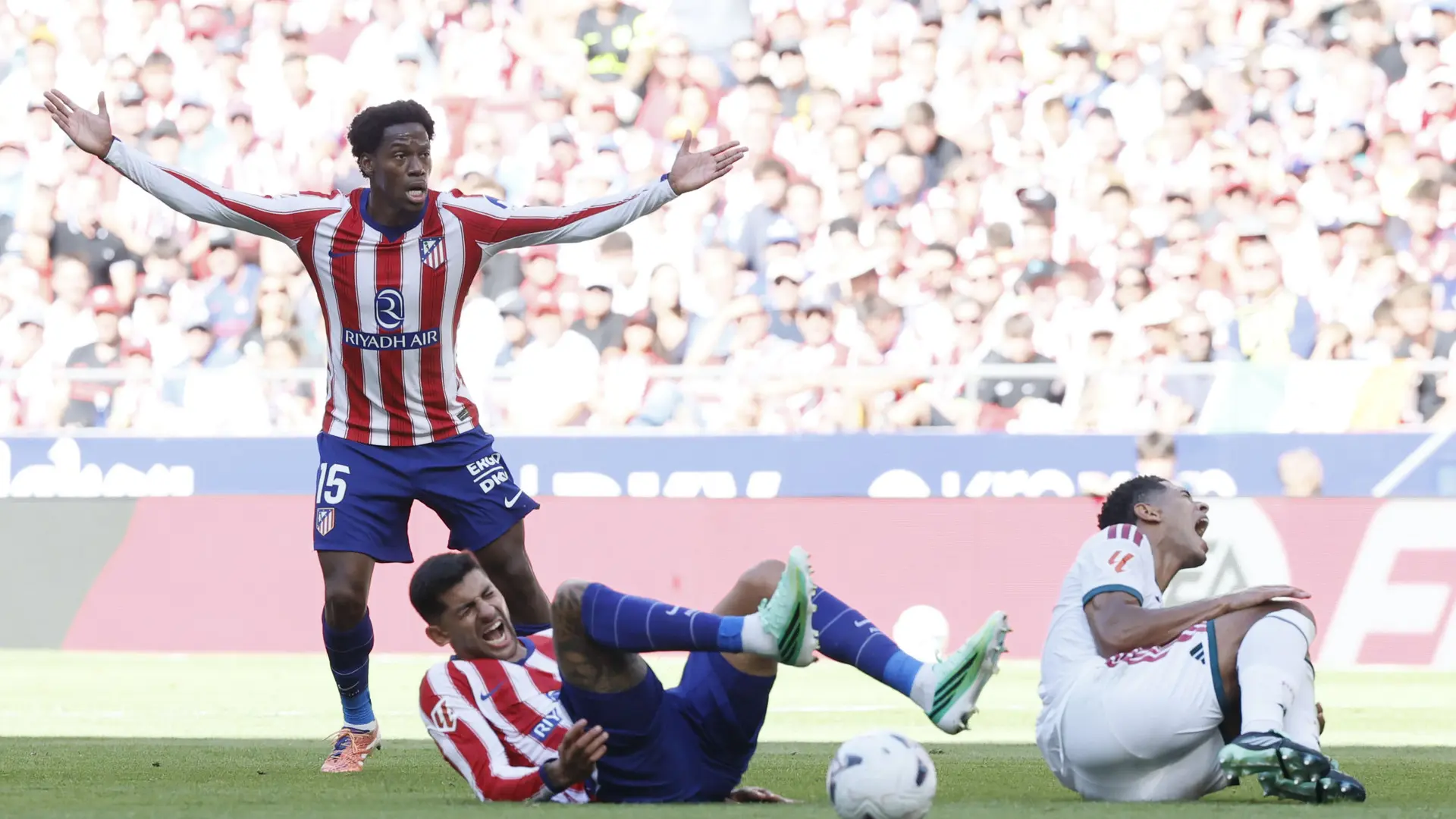 Gran polémica en el derbi: Cuti Romero no vio la roja por una durísima entrada a Bellingham con los tacos