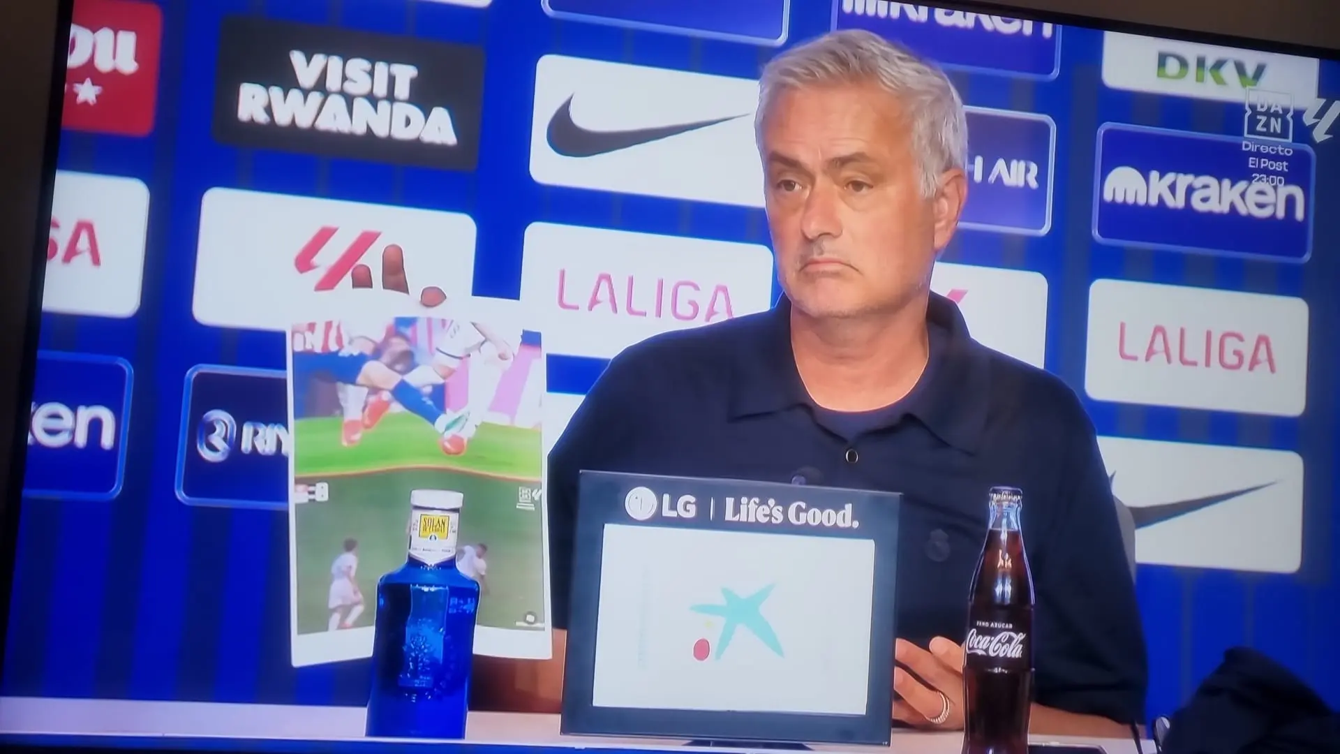 Mourinho saca una hoja con las dos faltas que el árbitro no consideró como rojas: «El pobre ha venido aquí y no ha podido con la presión»