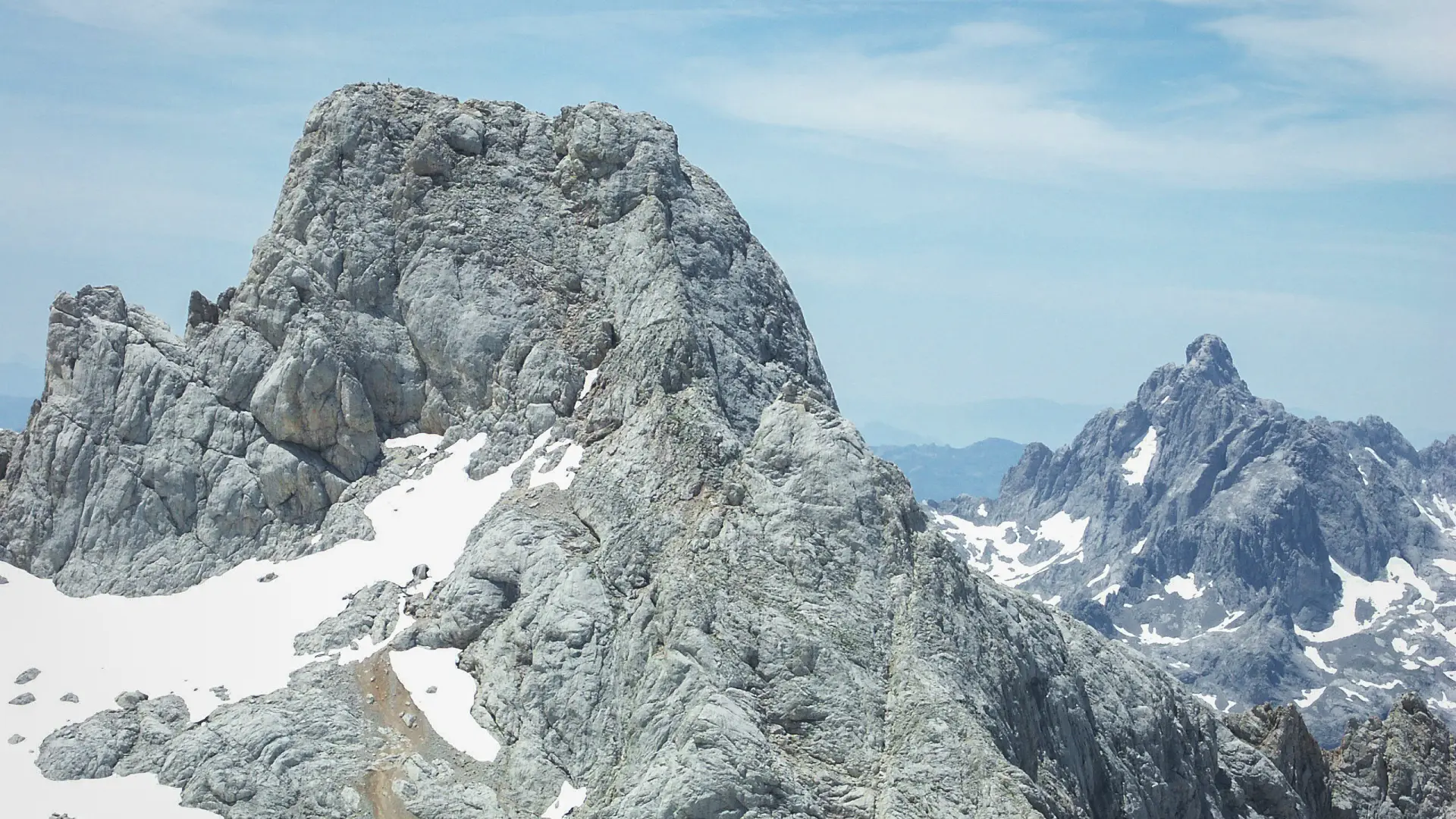 Tragedia en los Picos de Europa: muere un montañero tras una caída de unos 60 metros
