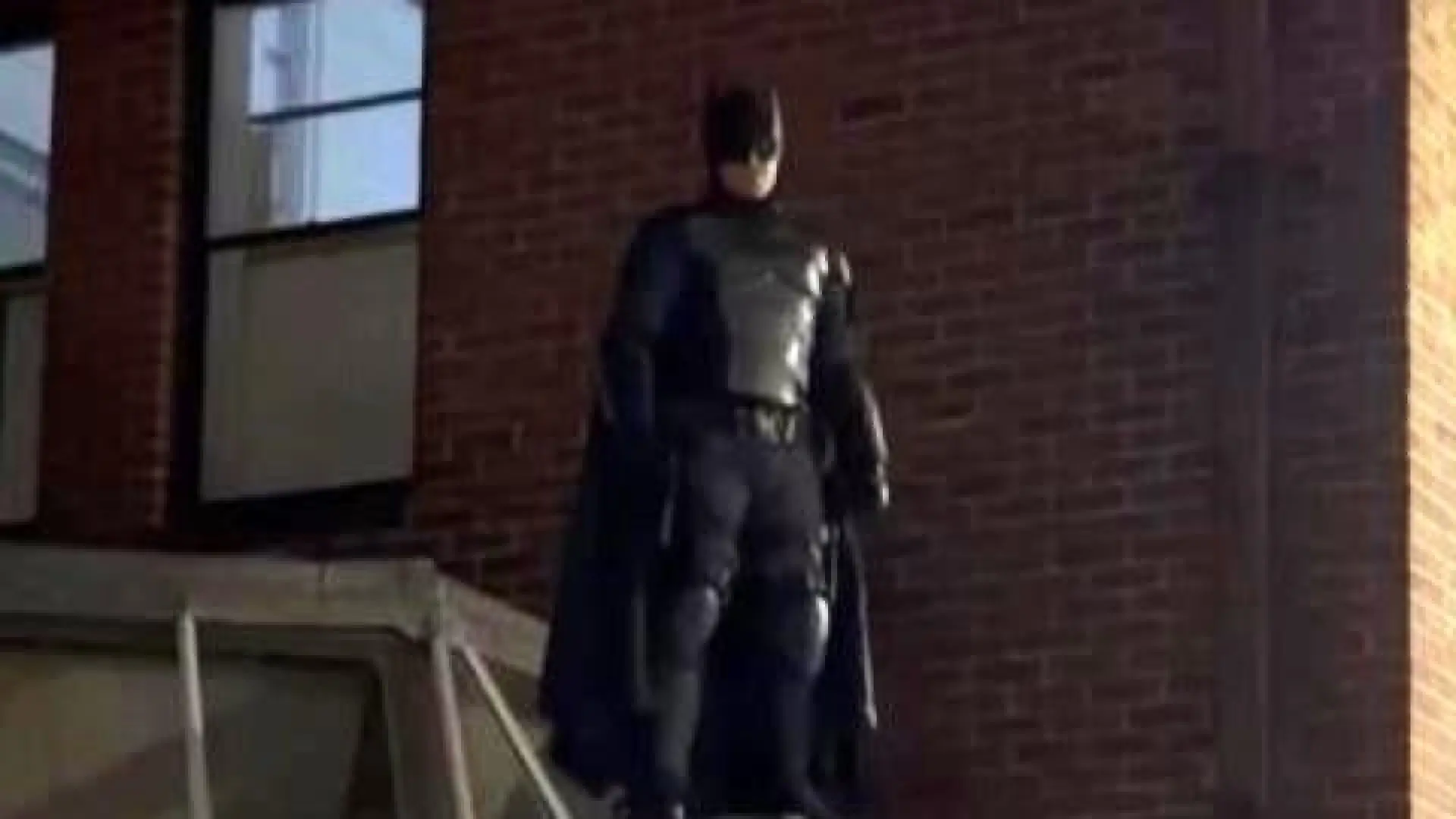 Un hombre disfrazado de Batman persigue a un ladrón y recupera un bolso robado