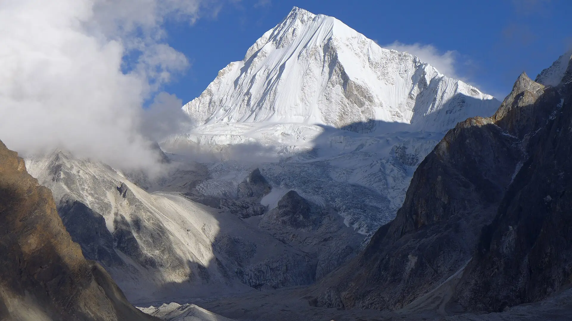 Al menos dos alpinistas muertos y 12 desaparecidos tras una avalancha en el Himalaya