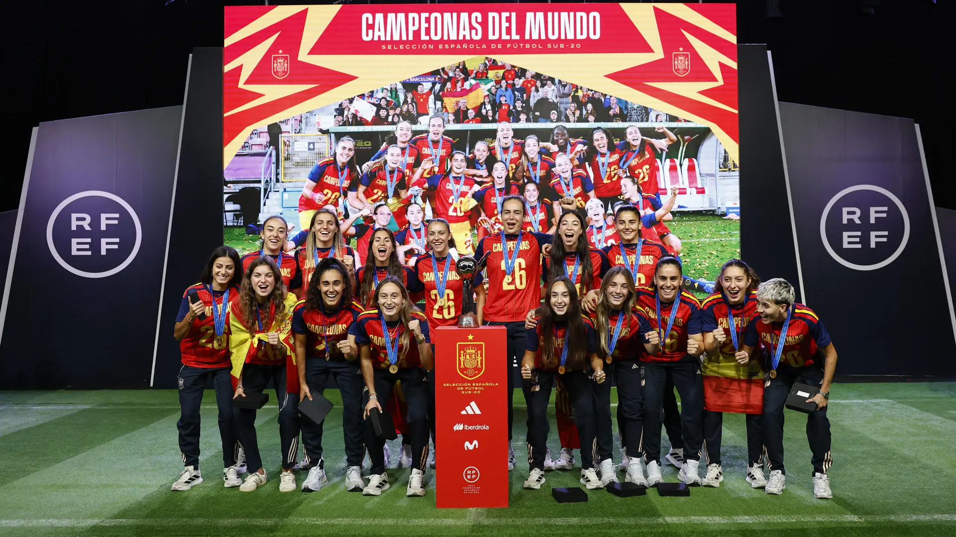 Recibimiento a la altura a las campeonas del mundo sub-20: la RFEF rinde homenaje a la Rojita en Las Rozas
