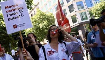 Los médicos catalanes convocan una huelga indefinida a partir de octubre: «La gente está harta de que el sistema se sostenga por nuestro sobreesfuerzo»
