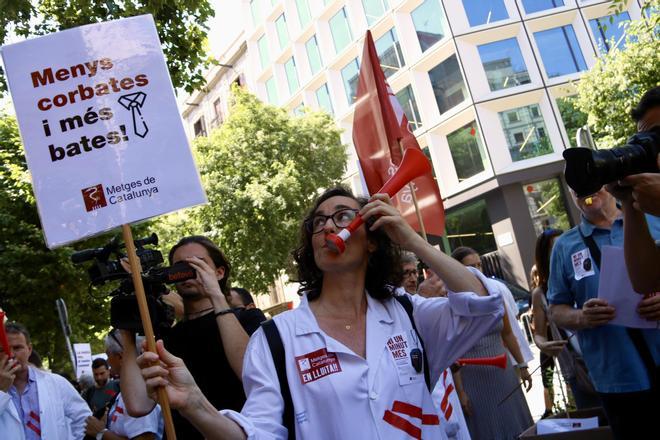 Los médicos catalanes convocan una huelga indefinida a partir de octubre: «La gente está harta de que el sistema se sostenga por nuestro sobreesfuerzo»