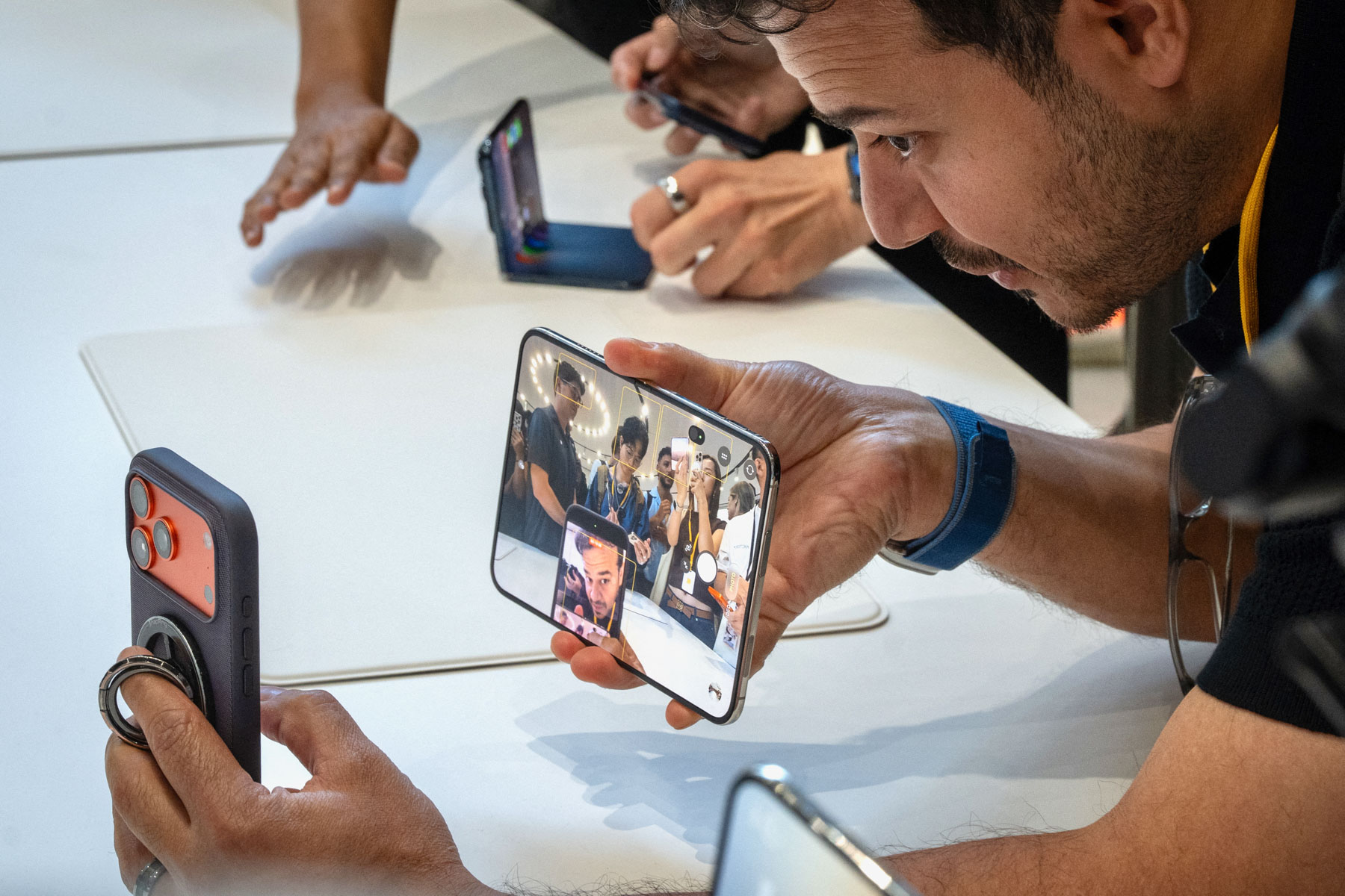 CDATA[
Maui, Hawái – Tener a Apple como cliente es uno de los negocios más redituables para una empresa de procesadores. Intel lo resintió cuando dejó de producir los chips de las Mac en 2020 y ahora quien está viviendo esa condición es Qualcomm , cuyas finanzas ya resintieron el abandono de la empresa de Cupertino; sin embargo, a diferencia de Intel, la firma liderada por Cristiano Amon, ya tiene un plan de contraataque con firmas como Xiaomi y Google , entre otras, como sus principales socios.
![