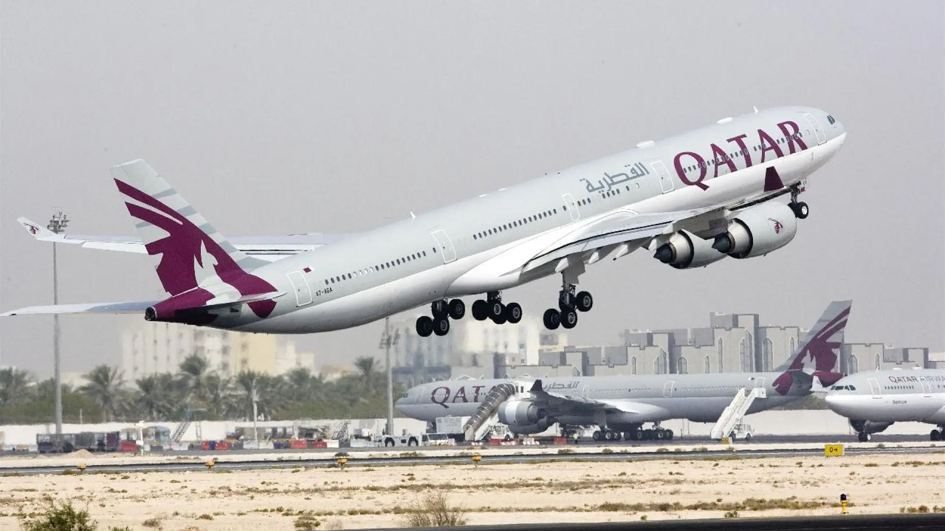 Dos hombres acaban esposados en un vuelo de Qatar Airways tras afirmar que portaban un arma