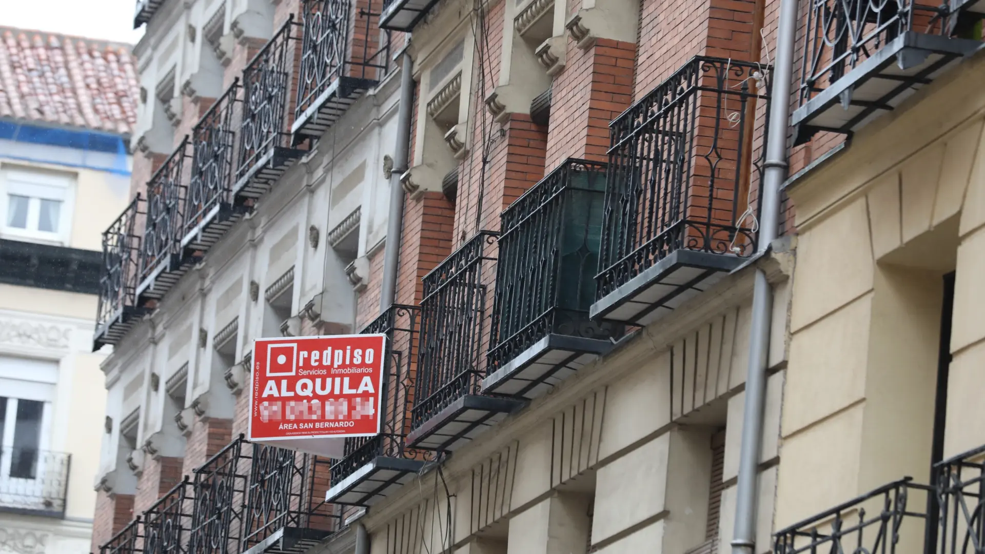 La «trampa del ahorro imposible» para los jóvenes: alquilar una vivienda es casi 400 euros más caro al mes que pagar una hipoteca