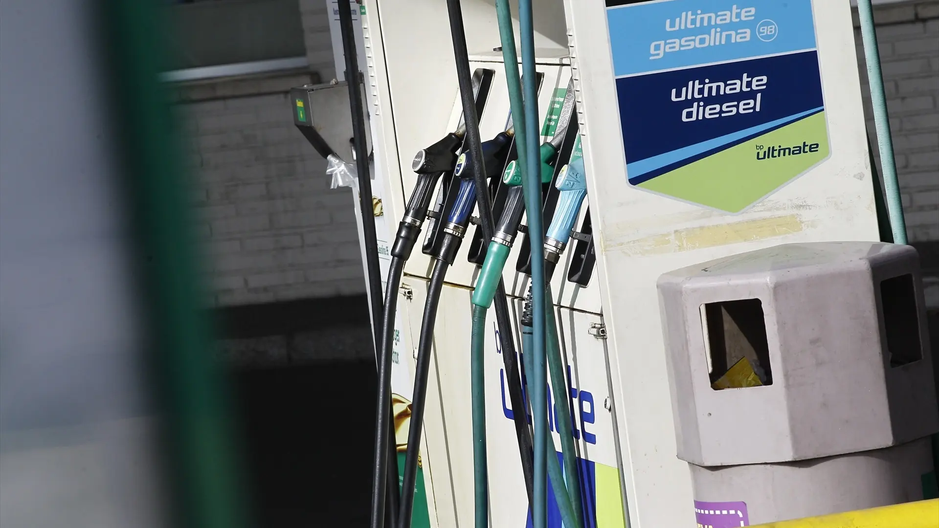 El precio de las gasolinas se encarece hasta un 24% y roza el máximo previo a la rebaja del IVA