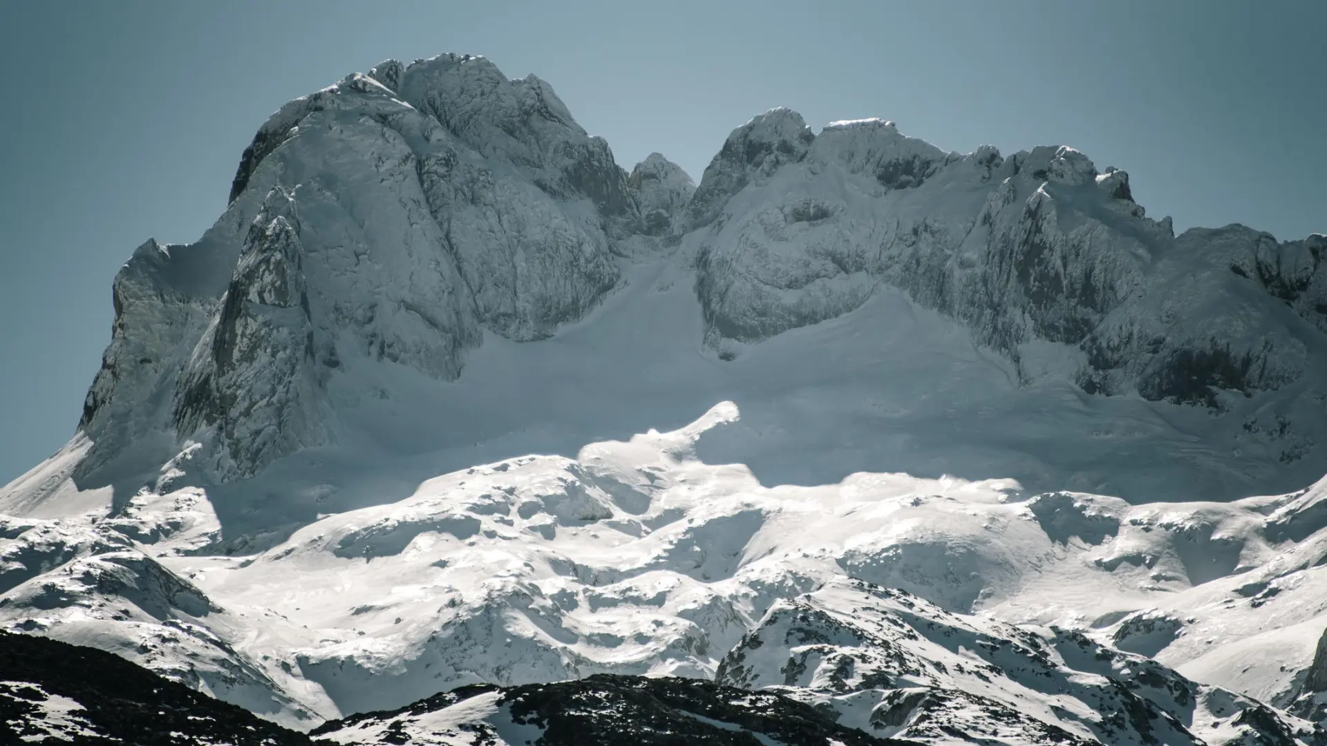 Tragedia en el Cáucaso ruso: mueren dos montañistas tras ser atrapados por un alud de nieve y piedra