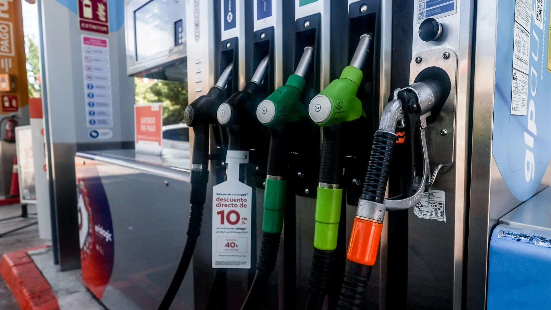 La gasolina se encarece por décima semana consecutiva mientras el diésel se abarata un 3,7% tras la rebaja fiscal