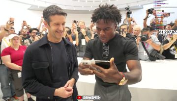 «Un chico ladrando y haciendo volteretas.» A John Ternus le temblaban tanto las manos que parecía que se le iba a caer el iPhone Duo