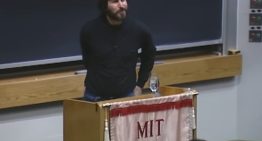 Steve Jobs fue invitado para inspirar a estudiantes. Acabó criticando la profesión que muchos querían ejercer