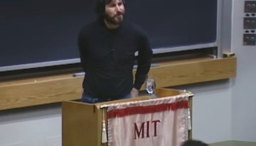 Steve Jobs fue invitado para inspirar a estudiantes. Acabó criticando la profesión que muchos querían ejercer