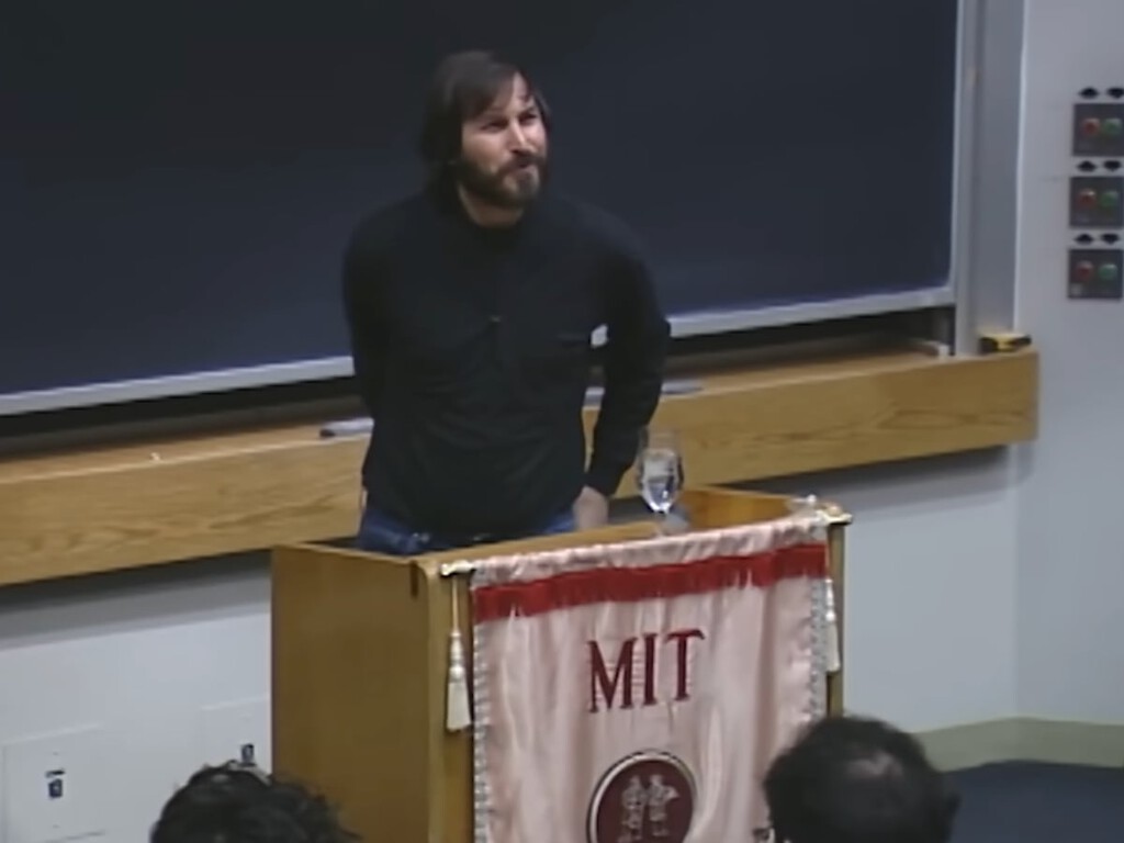 Steve Jobs fue invitado para inspirar a estudiantes. Acabó criticando la profesión que muchos querían ejercer