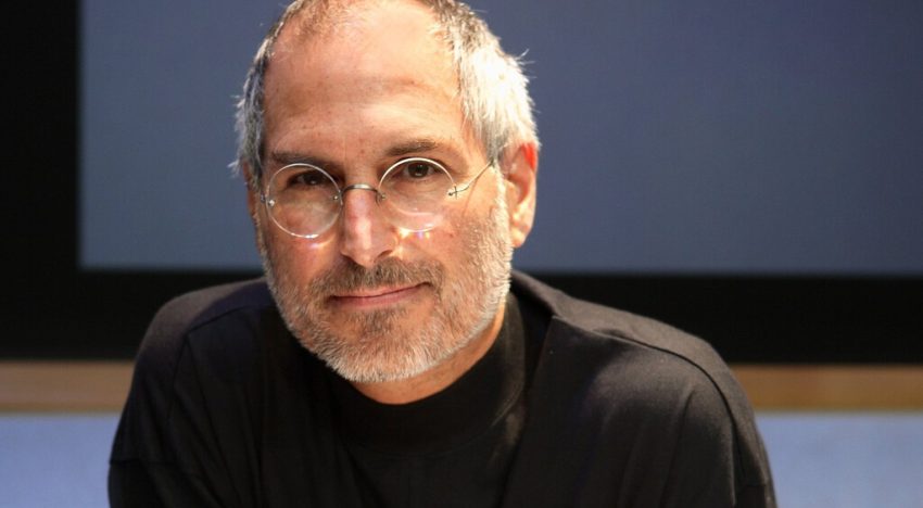 «Cambió mi vida para siempre». Ya son 15 años sin Steve Jobs: Tim Cook y John Ternus le rinden homenaje