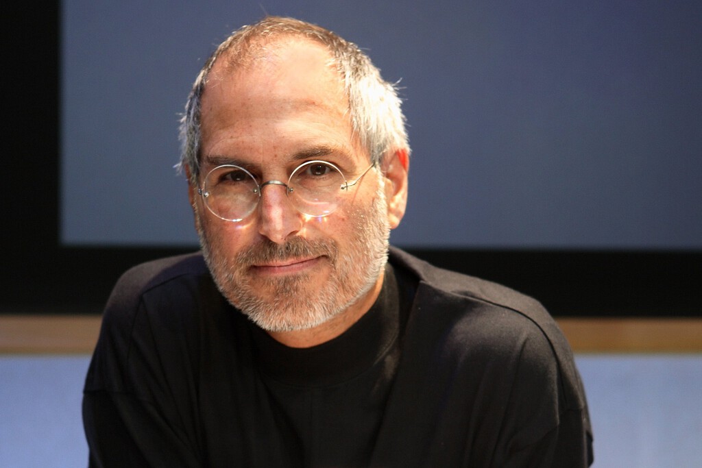"Cambió mi vida para siempre". Ya son 15 años sin Steve Jobs: Tim Cook y John Ternus le rinden homenaje 