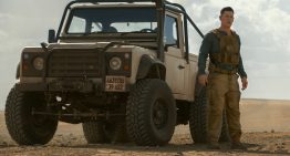 Hoy en Apple TV, John Cena y Jessica Biel protagonizan una persecución mundial a toda velocidad