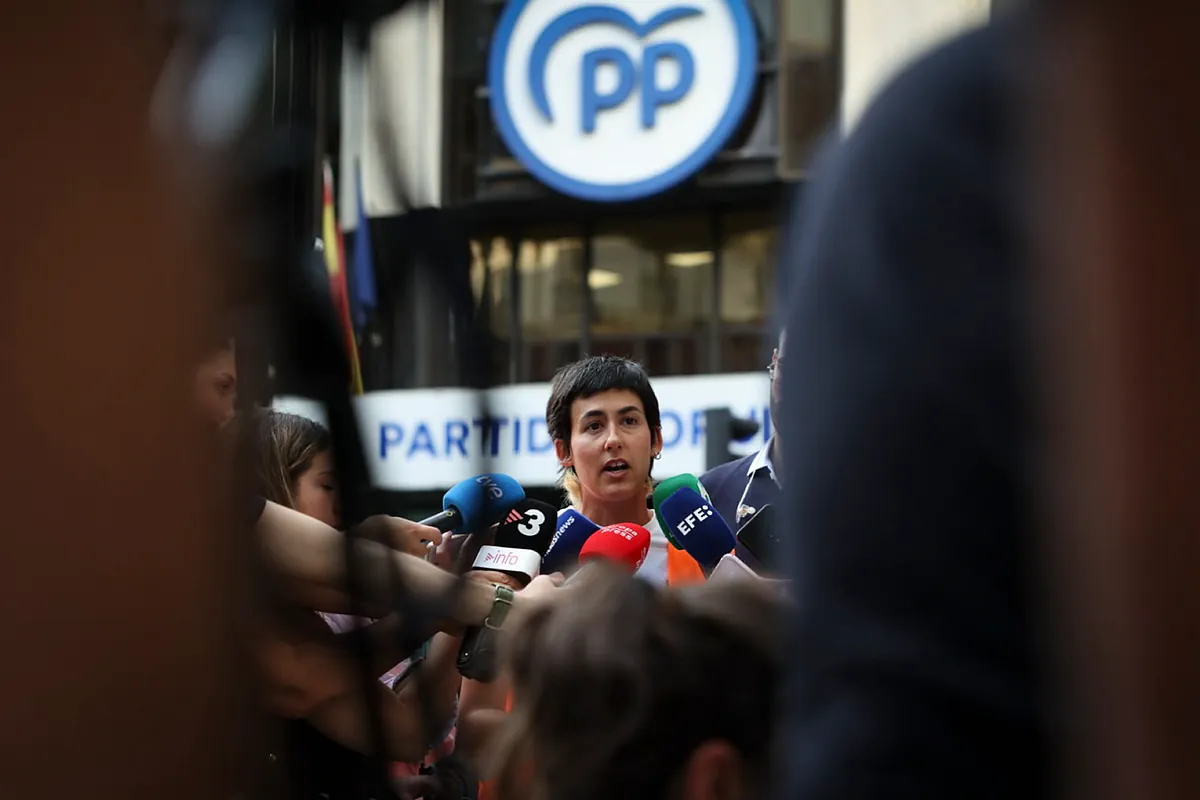 Los acampados 'celebran' ante la sede del PP tener a toda la izquierda a su lado y aprietan a Feijóo