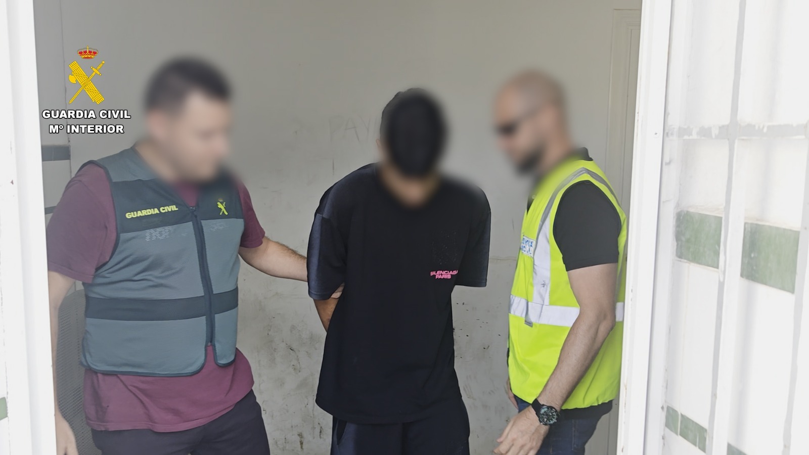 Uno de los detenidos, escoltado por la Guarda Civil.