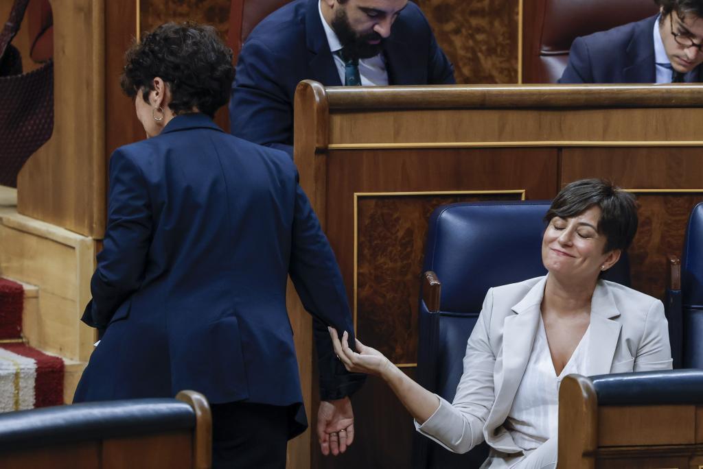 La ministra hace un gesto de saludo a Maribel Vaquero tras la intervención de la portavoz del PNV.