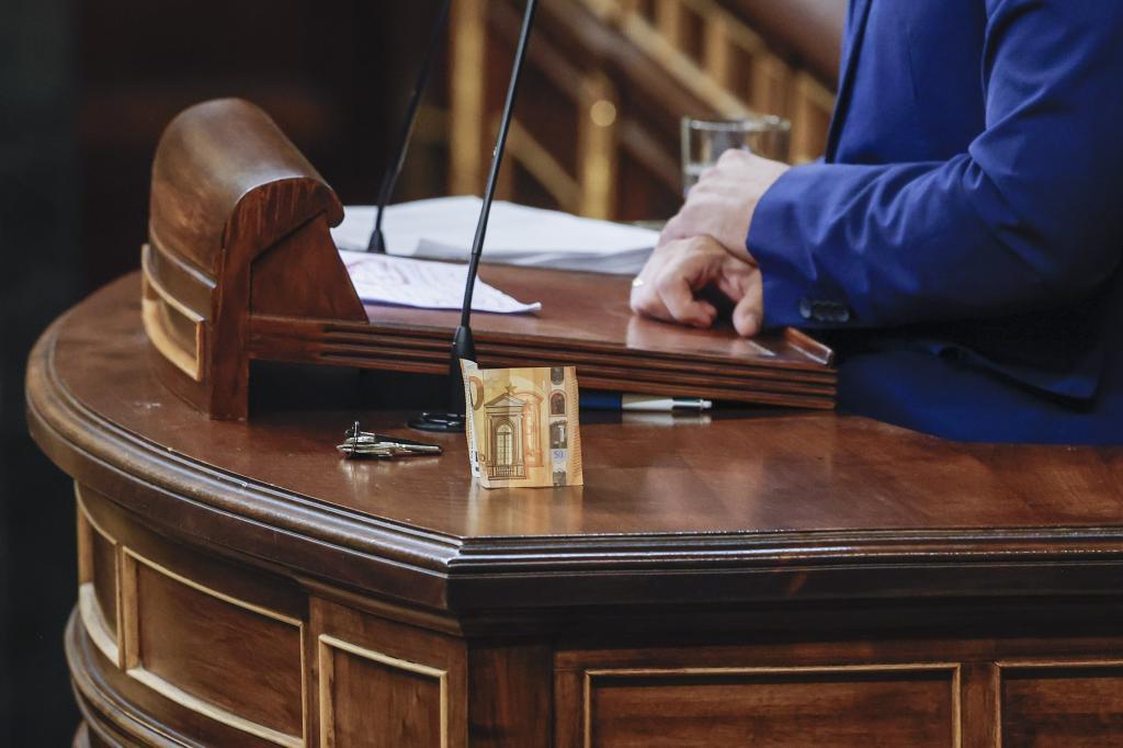 Gabriel Rufián ha depositado en la tribuna de oradores un billete de 50 euros y las llaves de su vivienda.