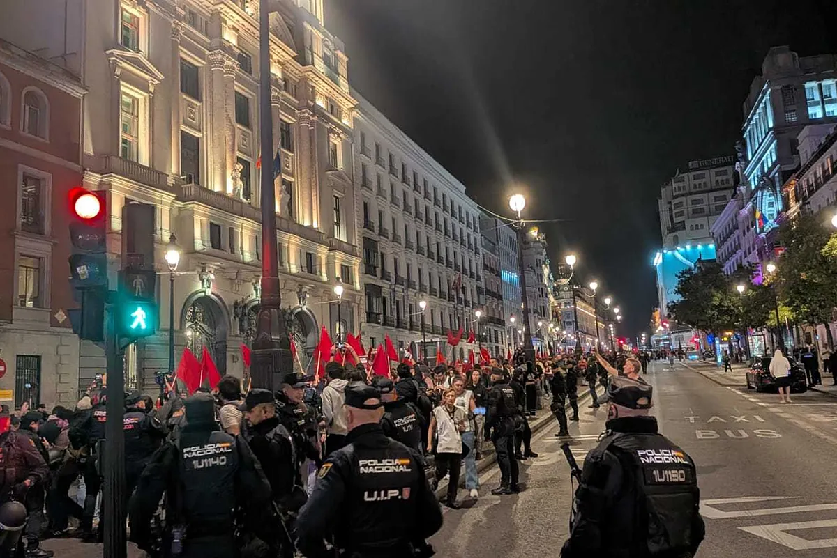 Los indignados de Sol extienden su movilización a Callao y marchan hacia Cibeles al grito de la «lucha seguirá cueste lo que cueste»