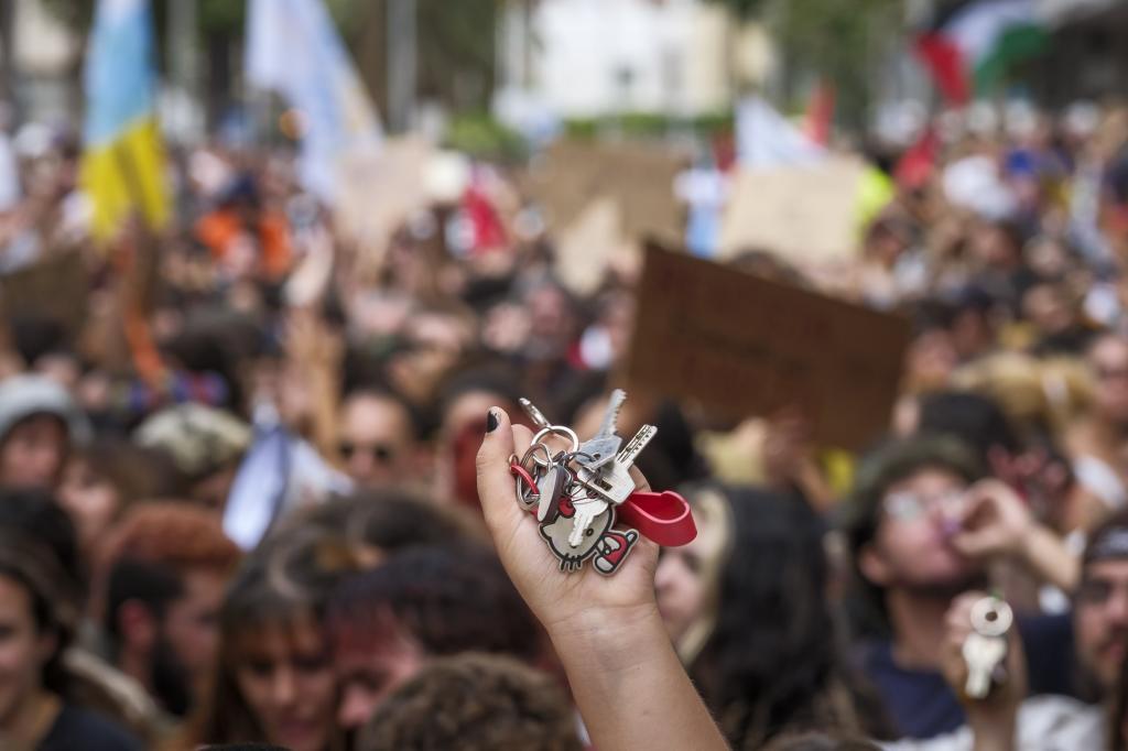 Una manifestante hace sonar unas llaves en la protesta en Santa Cruz de Tenerife.