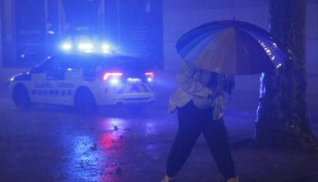 El temporal golpea con fuerza Barcelona y el área metropolitana con la movilidad restringida por la alerta de un «mini huracán» en el litoral de Cataluña