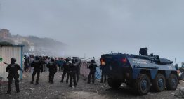 La Policía Nacional inicia el desalojo del asentamiento de la playa del Trampolín en Ceuta