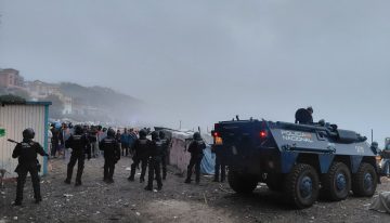 La Policía Nacional inicia el desalojo del asentamiento de la playa del Trampolín en Ceuta