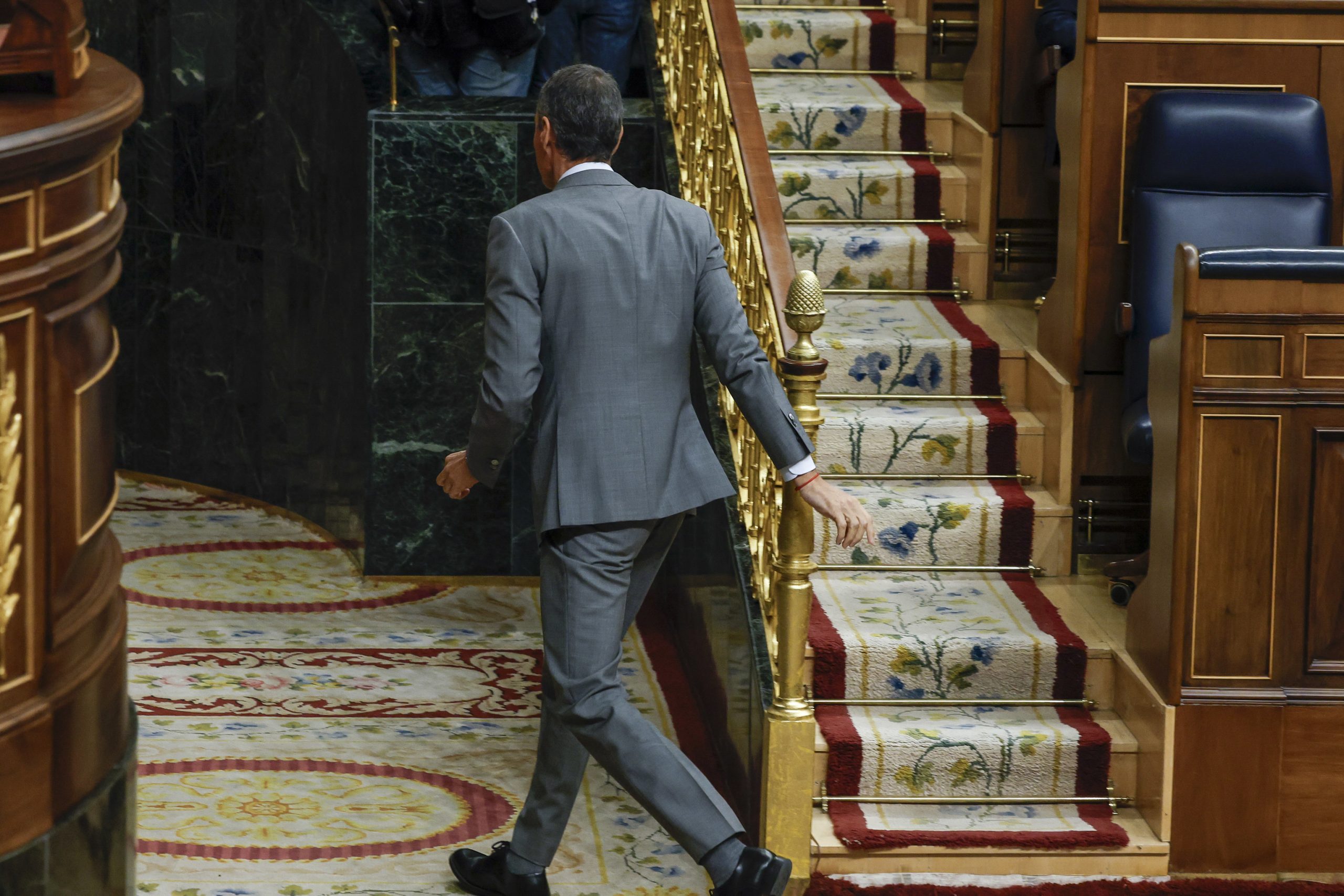 Pedro Sánchez se marcha de su escaño en el Congreso.
