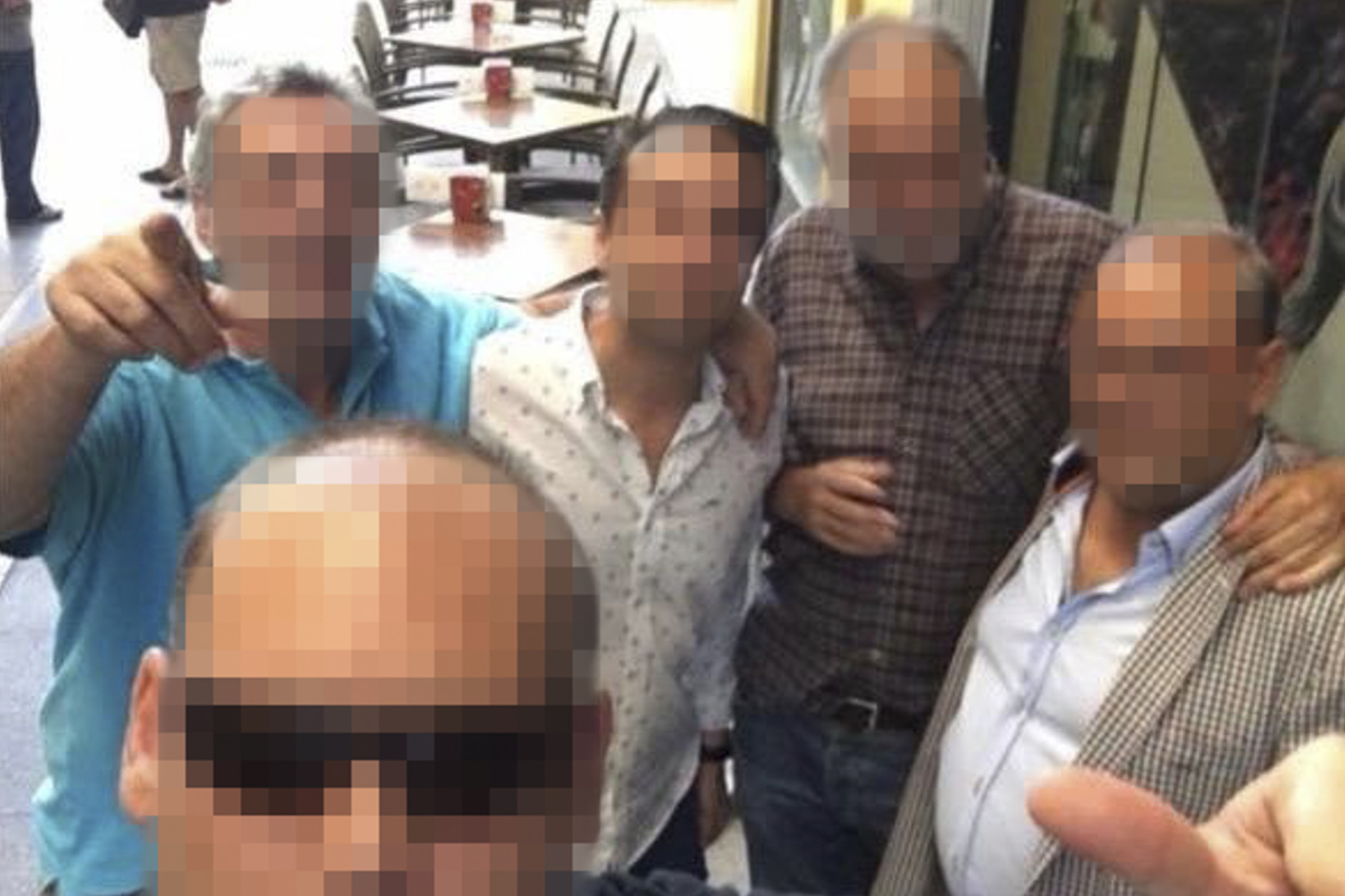 Miembros del grupo de Facebook contactados por las 'cloacas' .