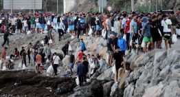 La Policía se despliega en la playa de El Guano de Ceuta para desalojar el último gran asentamiento ilegal de inmigrantes