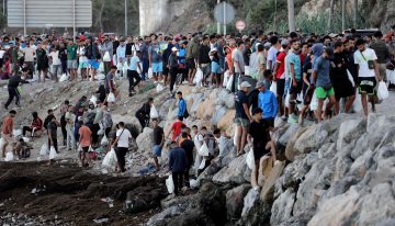 La Policía se despliega en la playa de El Guano de Ceuta para desalojar el último gran asentamiento ilegal de inmigrantes