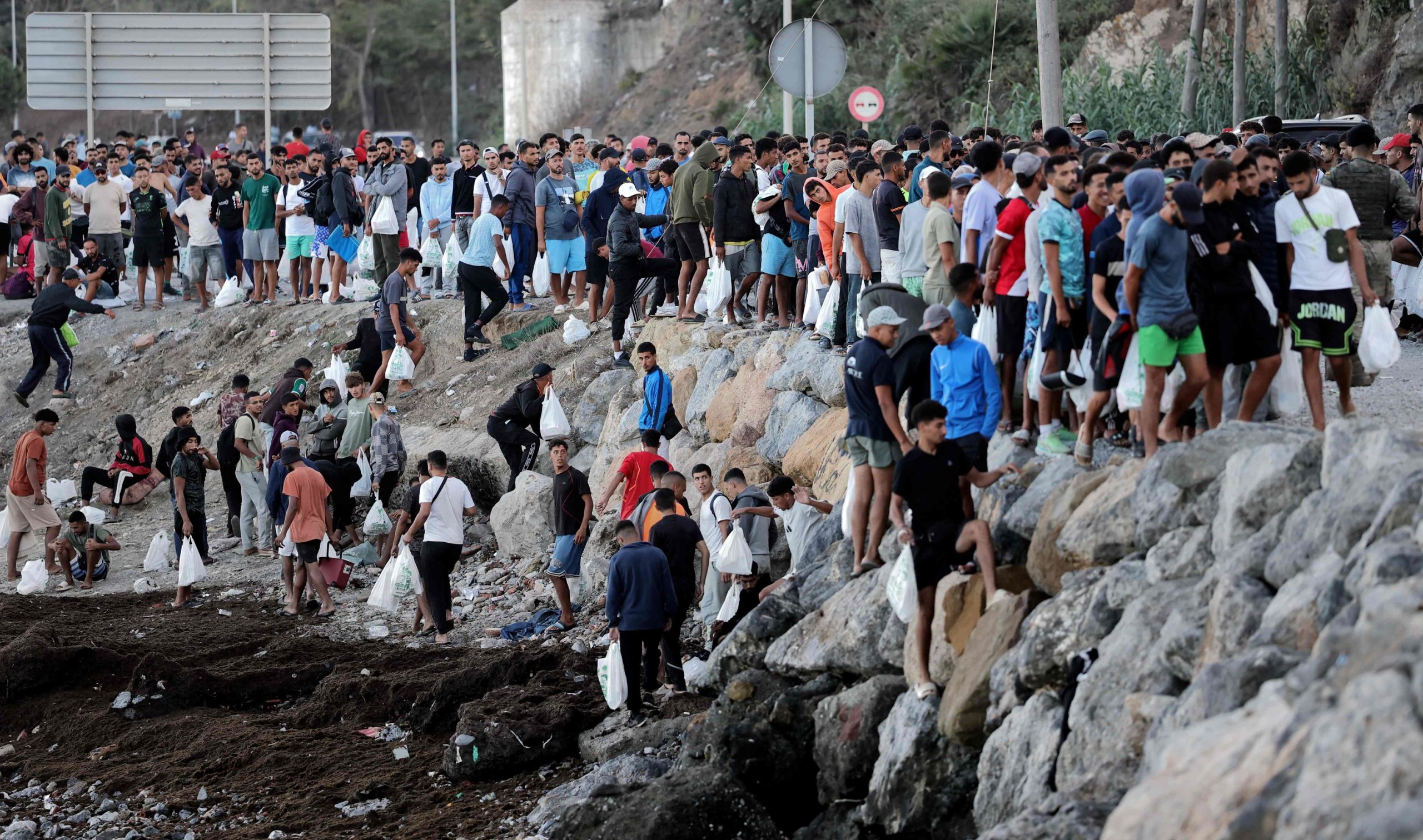 Algunos inmigrantes refugiándose en los montes tras el desalojo.