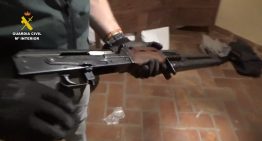La Guardia Civil incauta casi tres toneladas de cocaína y cuatro fusiles de asalto ocultos en una casa rural en Guadalajara