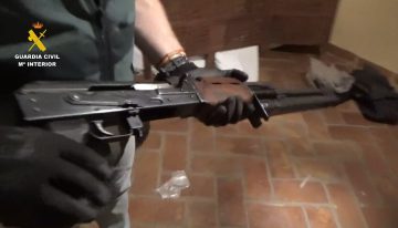 La Guardia Civil incauta casi tres toneladas de cocaína y cuatro fusiles de asalto ocultos en una casa rural en Guadalajara