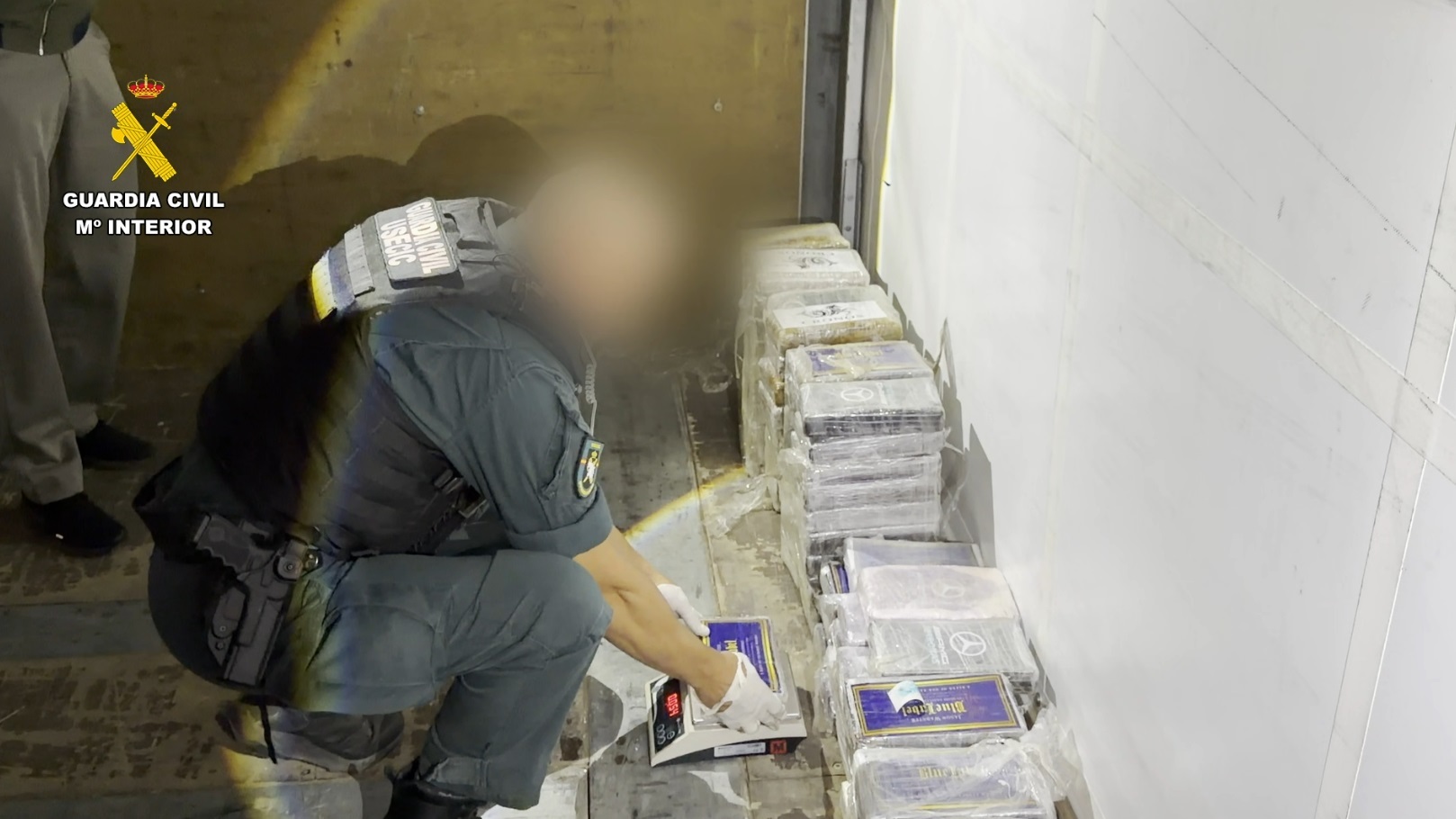 Un agente pesa la droga incautada.