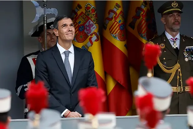 Insultos para Pedro Sánchez en la Fiesta Nacional que ha apurado la llegada para camuflarse entre los vítores a los Reyes