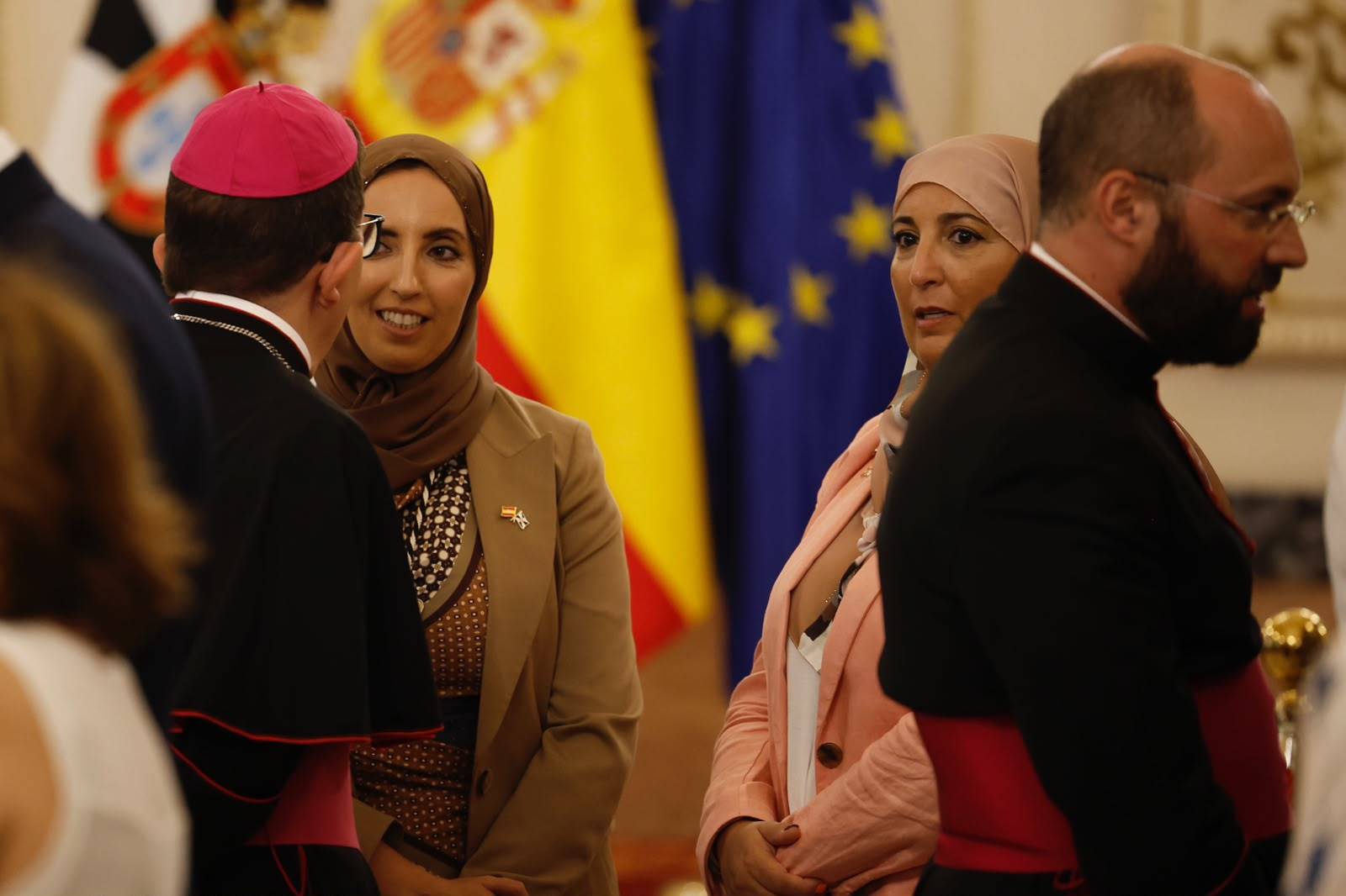 Autoridades y diputados esperan a los Reyes en el salón del Ayuntamiento.