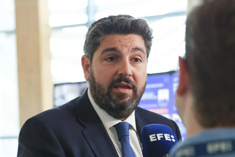 López Miras reclama «información» al Gobierno tras la llegada de 101 inmigrantes el 12 de Octubre: «Está alejado de cualquier lealtad institucional»