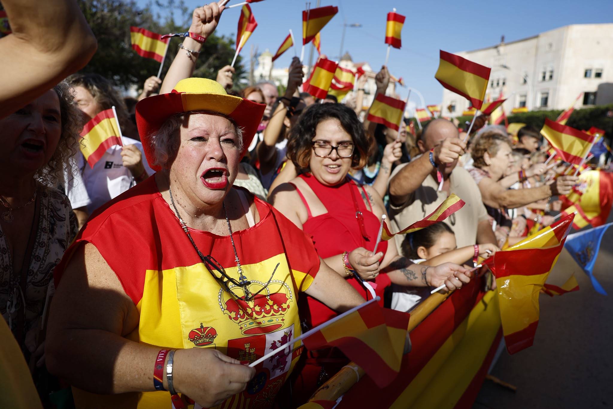 Cánticos de 'Yo soy español' frente al Ayuntamiento.