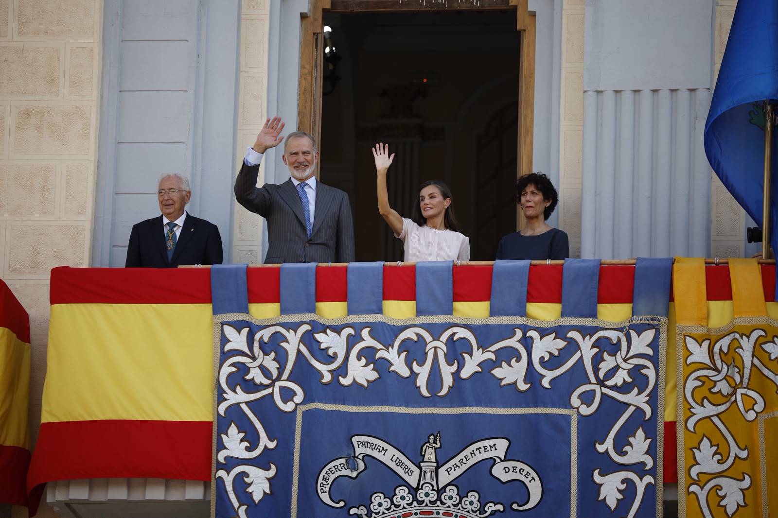Los Reyes saludan junto al presidente de Melilla, Juan José Imbroda, y la ministra Elma Saiz.