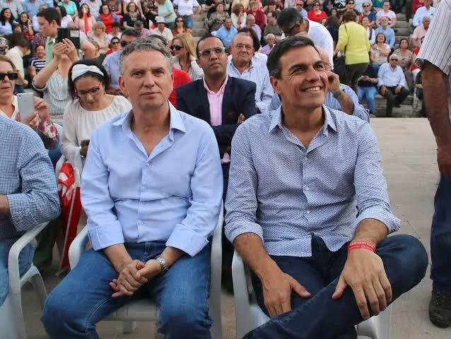 Ferraz desplaza al candidato al Senado por Badajoz e impone como cabeza de lista al delegado del Gobierno en Extremadura, amigo personal de Pedro Sánchez