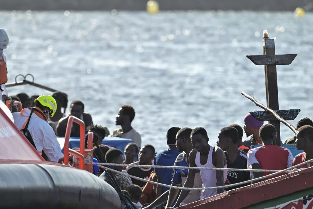 Dos personas fallecen y varias resultan heridas en la llegada de un cayuco a El Hierro con 132 ocupantes