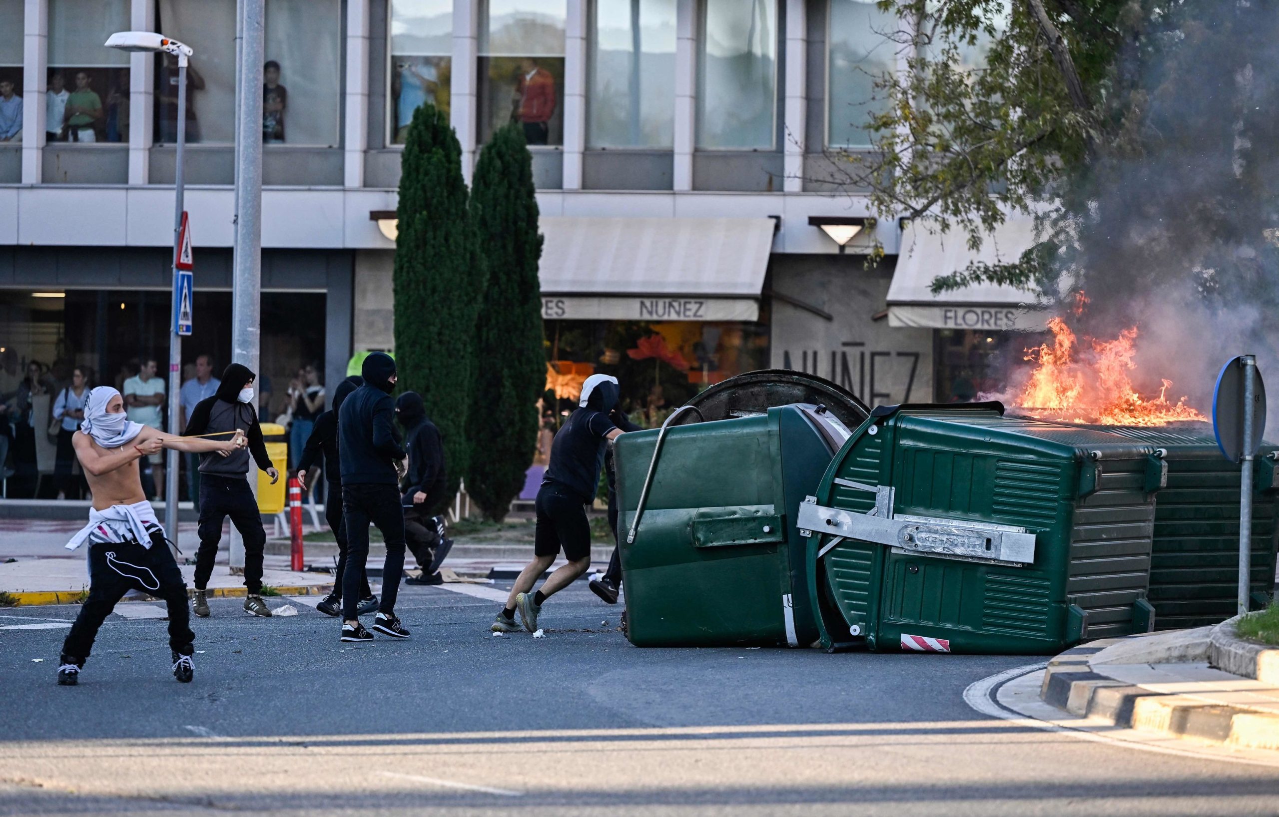 Jóvenes 'abertzales' durante los disturbios con motivo del mitin del 'agItador' Vito Quiles en Pamplona el pasado viernes